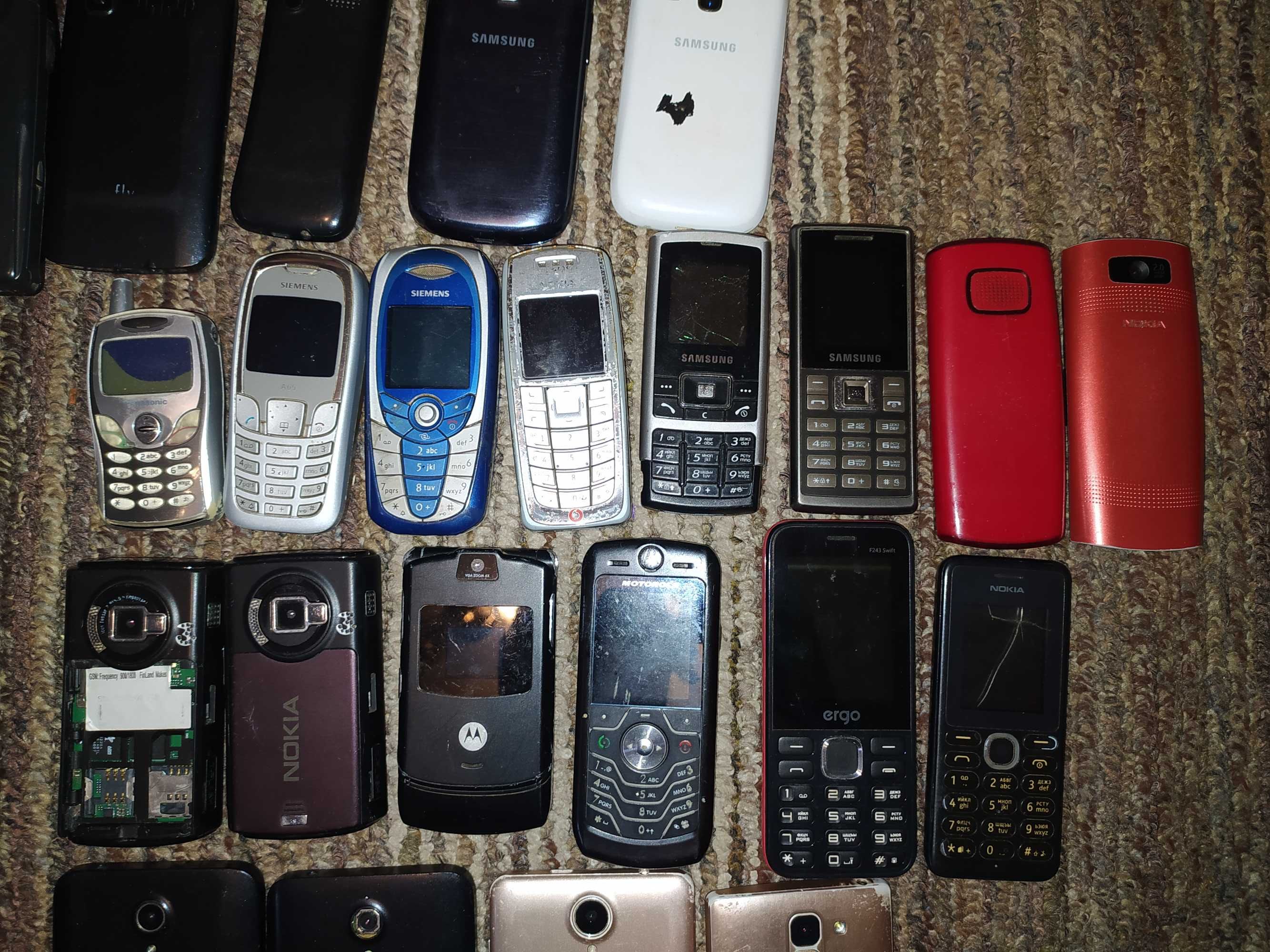 Старенькі акумулятори від кнопочних телефонів та