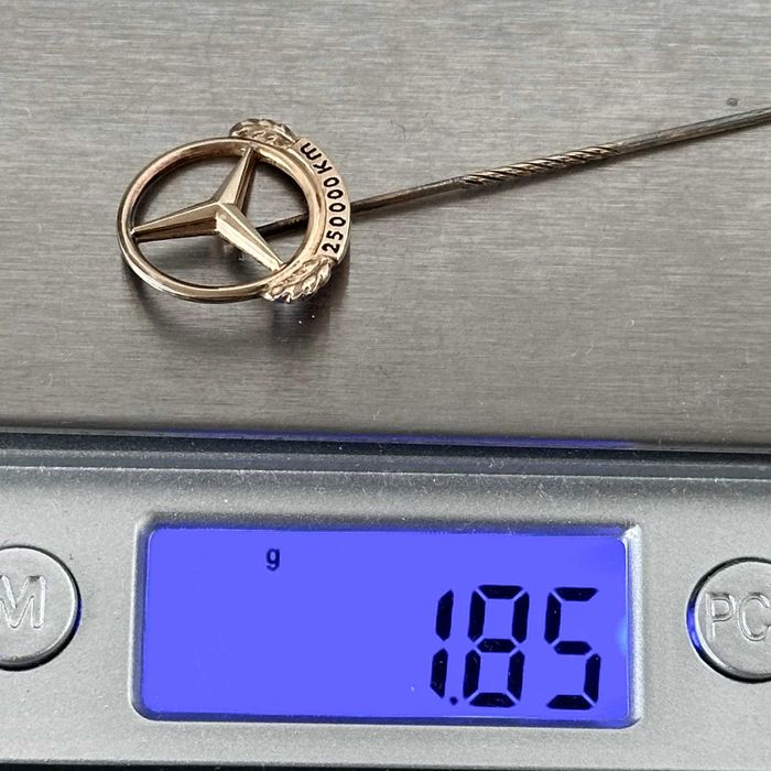 Mercedes – srebrna pozłacana szpilka do krawata Mercedes lata 50-60-te