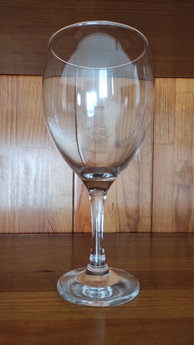 Copos de vinho altos e largos