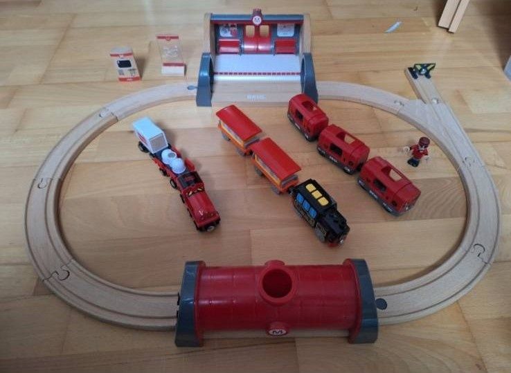 Brio - zestaw kolejka (tory, tunel, przystanek, 3 pociągi
