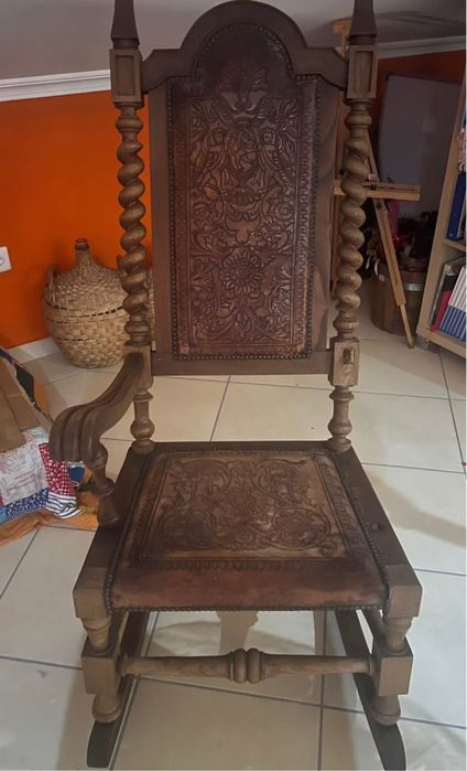 Cadeira de balanço em madeirs