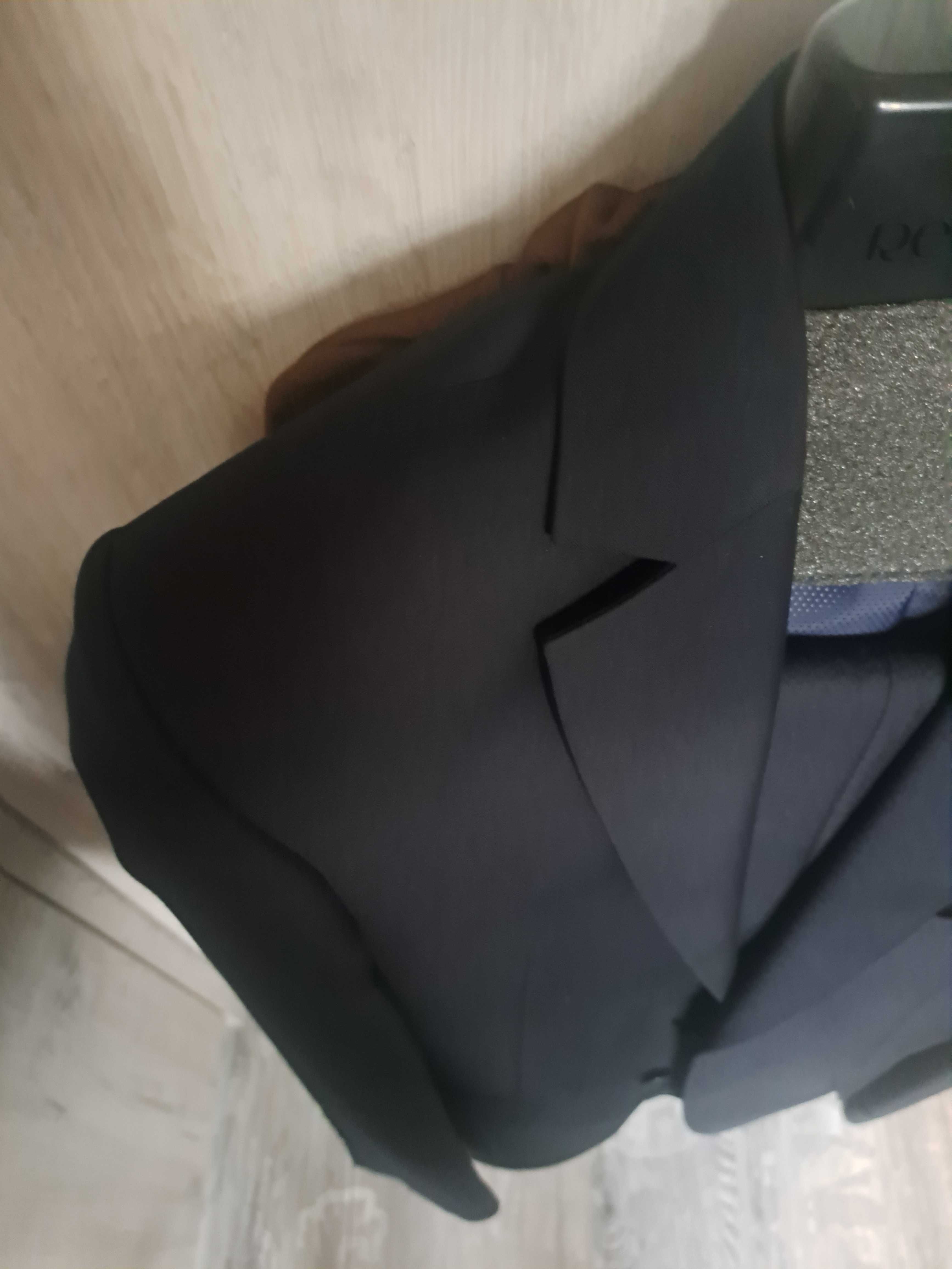 Sprzedam elegancki garnitur Recman