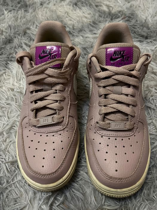 Кроссівки пудрові жіночі Nike б/у