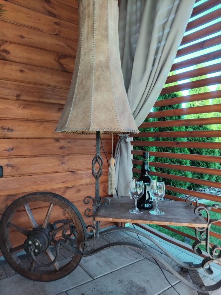Lampa stolik z kołem od wozu