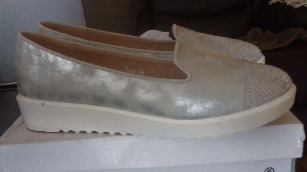 Zjawiskowe slip-ony srebrne r.38 nowe