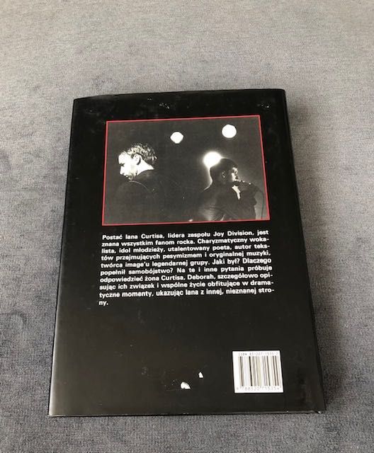 Deborah Curtis "Joy Division I Ian Curtis" Przejmujący z oddali.
