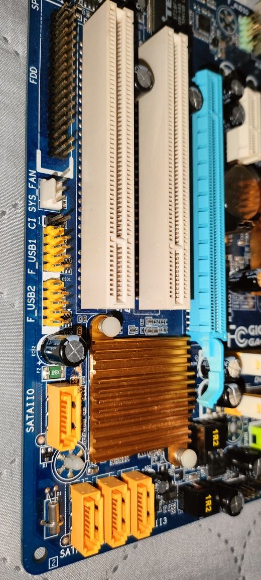 Płyta główna Gigabyte GA-G31M-ES2L rev. 2.0
(rev. 2.x)
rev. 1.x
rev. 2