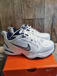 Białe sneakersy Nike Monarch 40,5