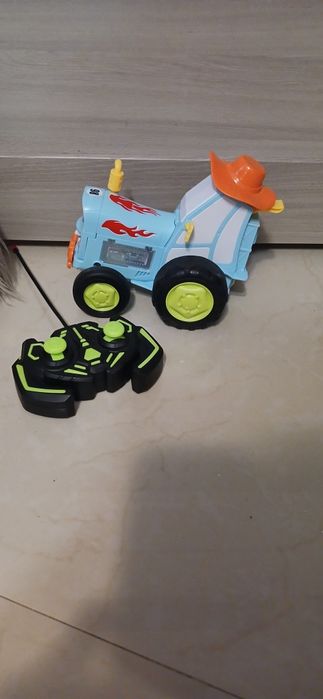 Танцюющій крейзіі тракторець