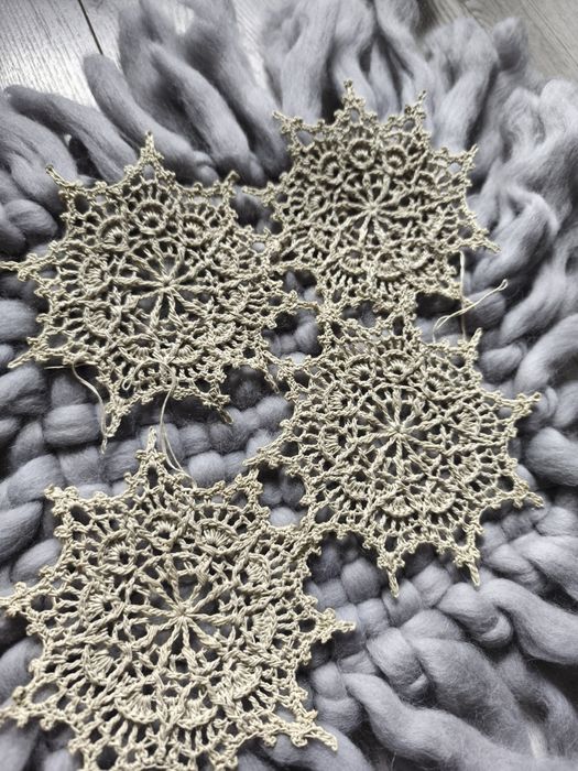 Beżowe śnieżynki gwiazdki na choinkę