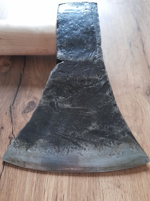 Stara siekiera ręcznie kuta