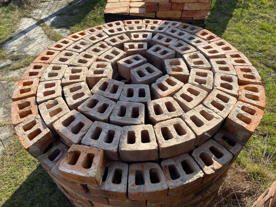 Piękna  stara studnia cegła  łukowa klinkierowa donica