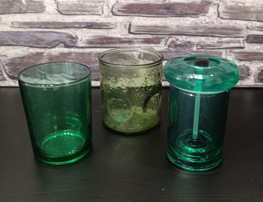 Utensílios cozinha, vidro verde, sendo 2 copos e um moinho pimenta