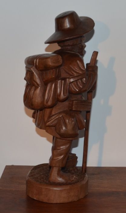 Escultura em Madeira Maciça – Velho Pobre