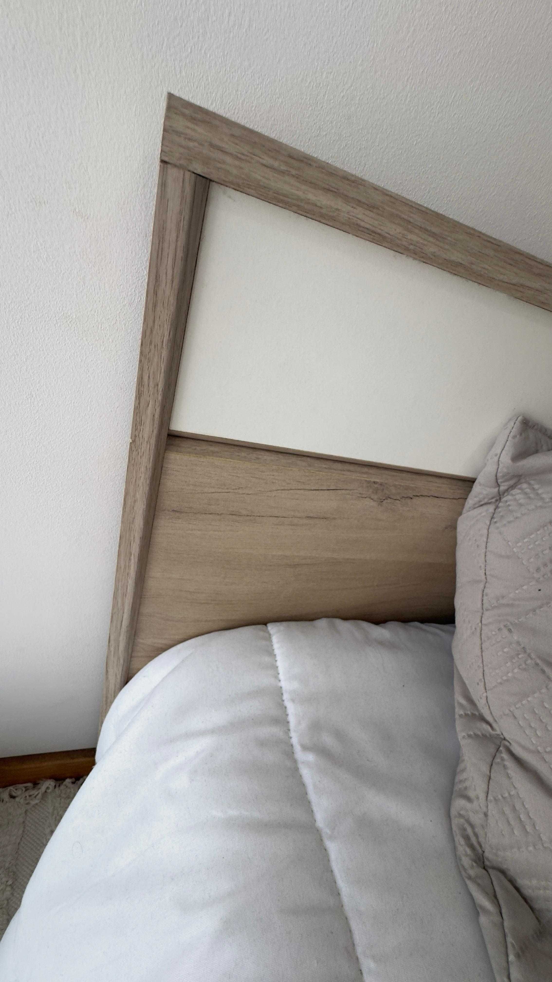 Cama de Casal e Mesinha