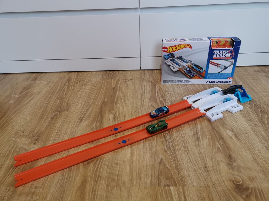 Tor Hot Wheels plus dwa resoraki Hot Wheels