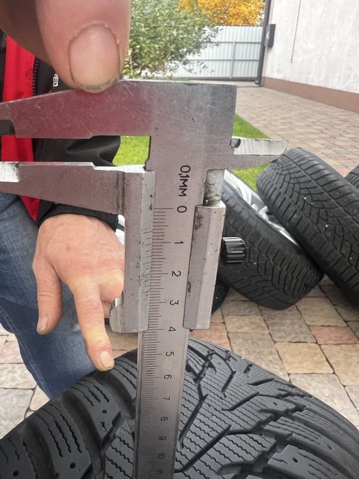 Прдам зимову гуму Nexen  215/55 r 17  ост 7 мм