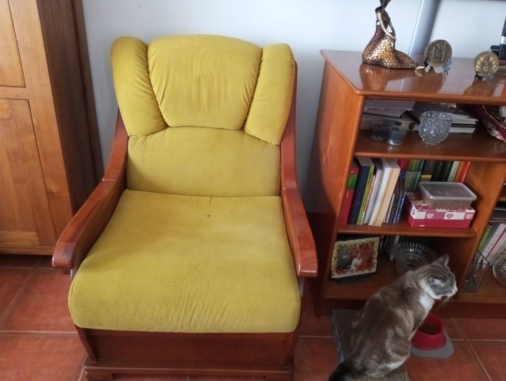 Conjunto Sofá 3 Lugares + 1 Poltrona em Madeira e Estofado Amarelo