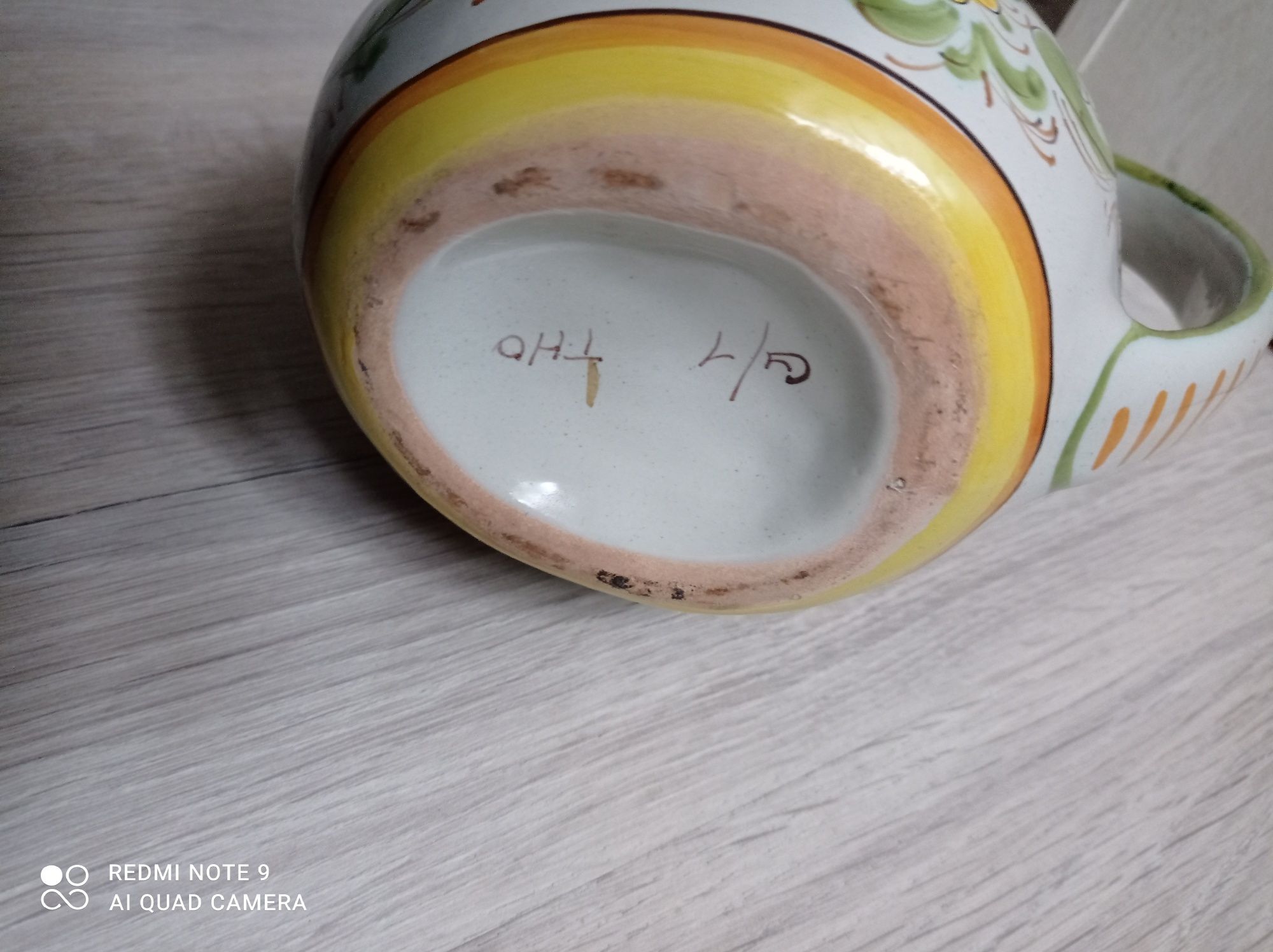 Piękny dzbanek ceramiczny ręcznie malowany w kształcie kury