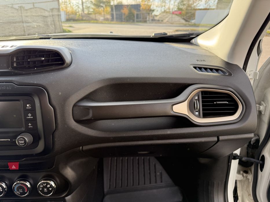 Білий Jeep Renegade Sport 2016 року