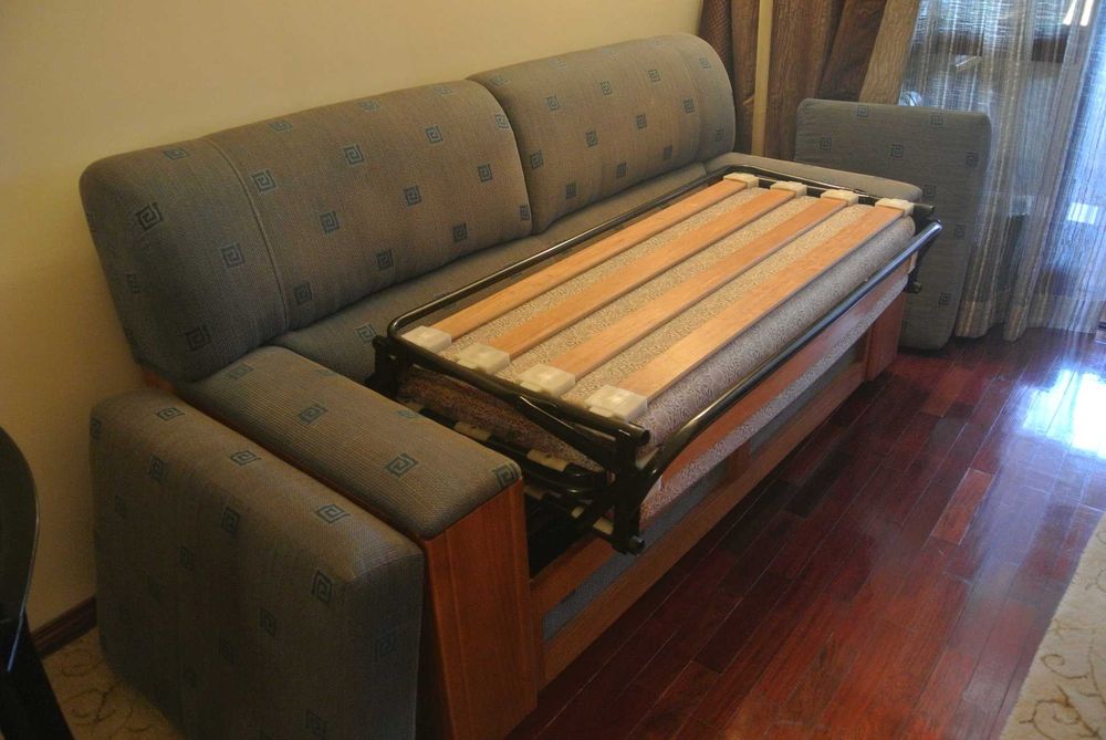 Sofá cama com apoio copos