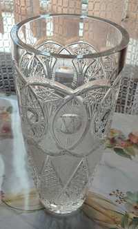 Красива хрустальна ваза