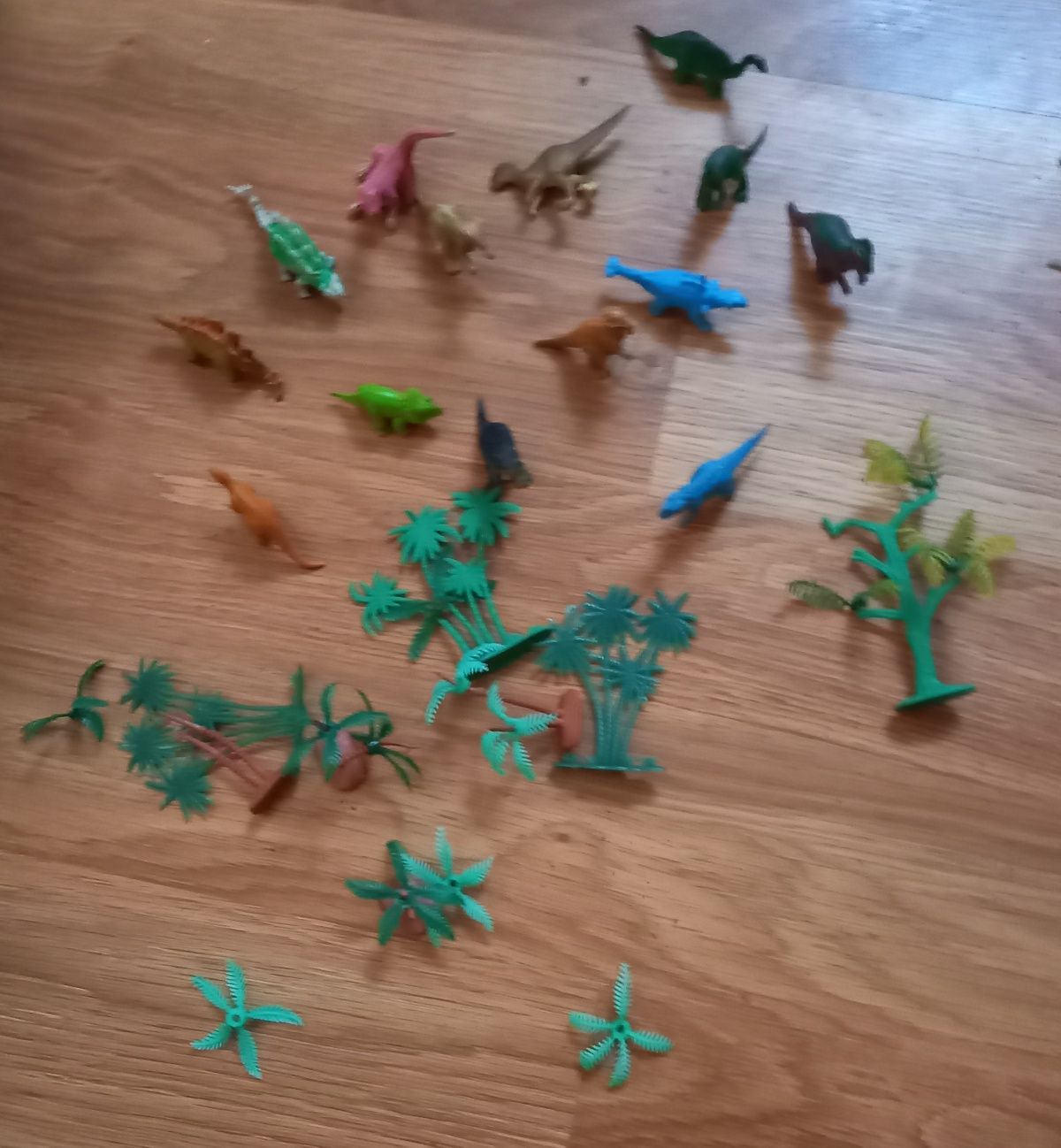 Набор маленьких динозавров+ подарок !)