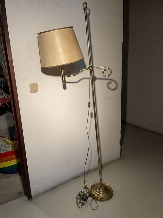 Candeeiro antigo em pe. Em estanho/latao e com abajur
