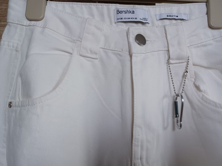 Spodnie z rozdarciami bawełniane jeansy kremowa biel damskie EUR 36 Be