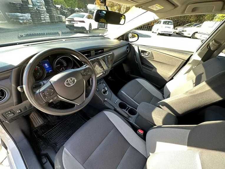 Wypożyczanie samochodu Wynajem auta Toyota Auris HYBRYDA AUTOMAT