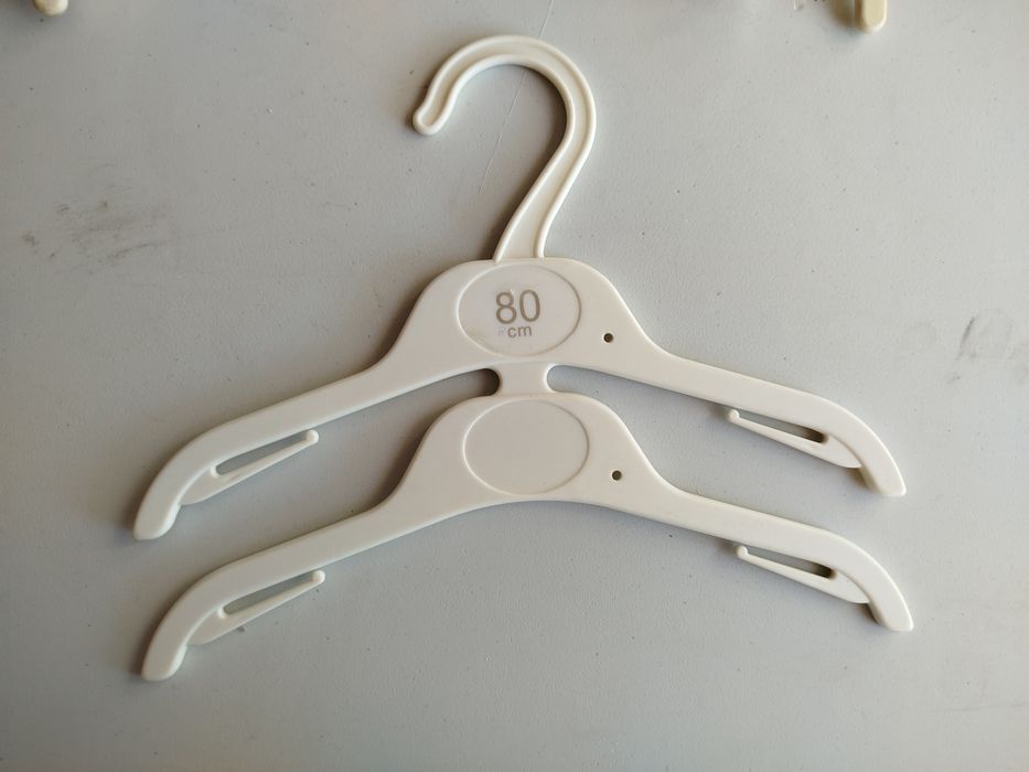 8 cabides/cruzetas para roupa criança - usadas