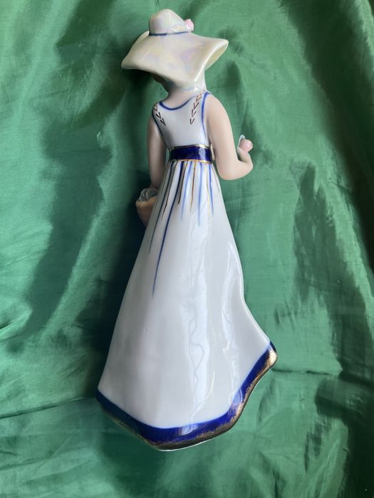 Продам порцелянову статуетку