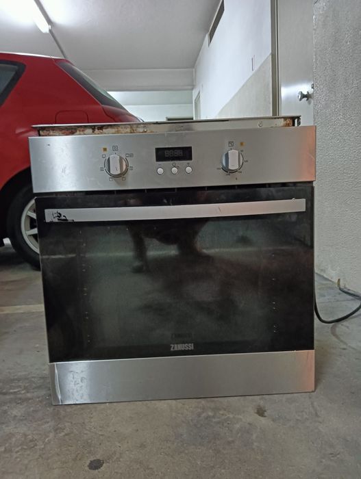Forno ZANUSSI com 1 grelha e 2 tabule