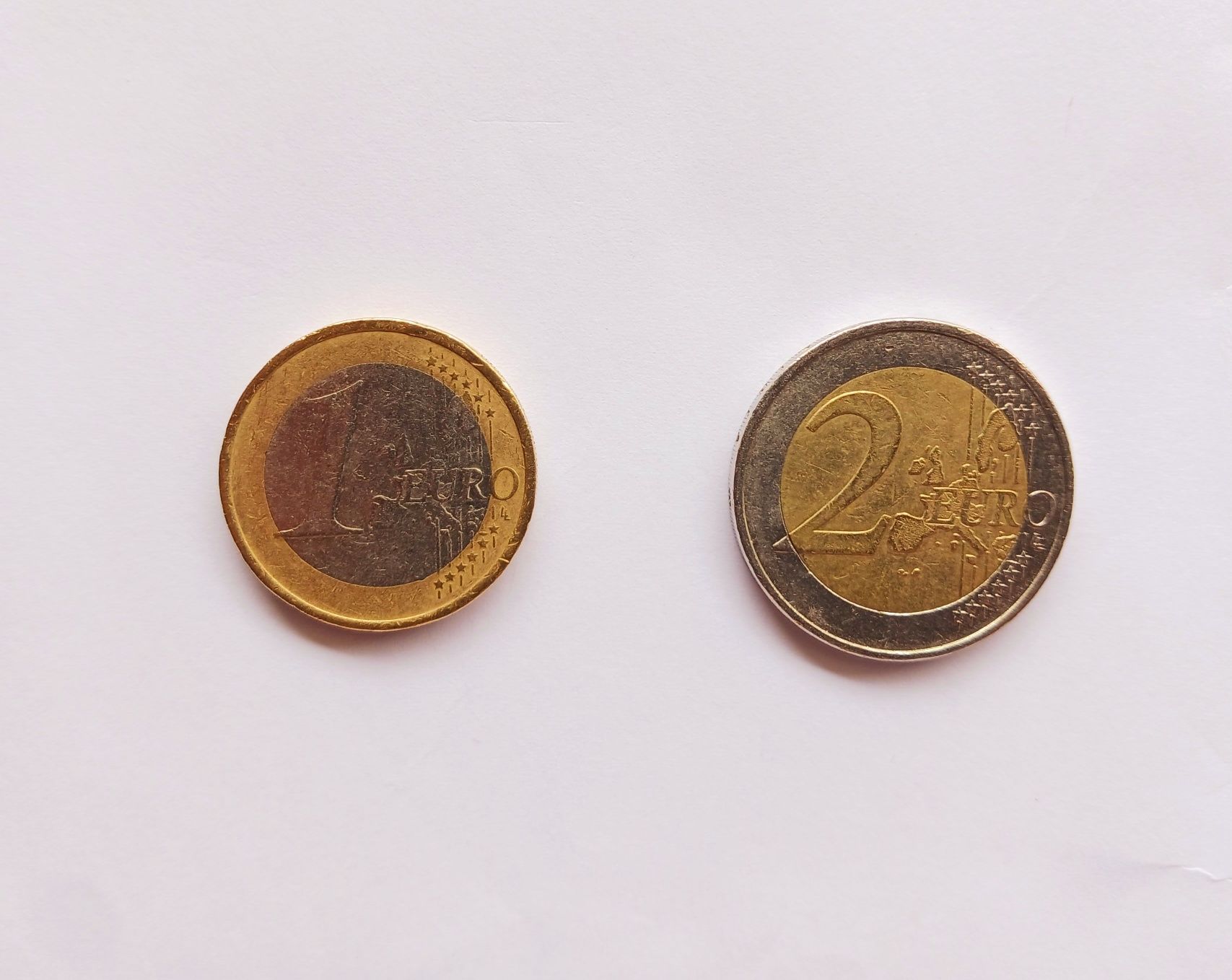 Moedas raras de 1 e 2 euros.