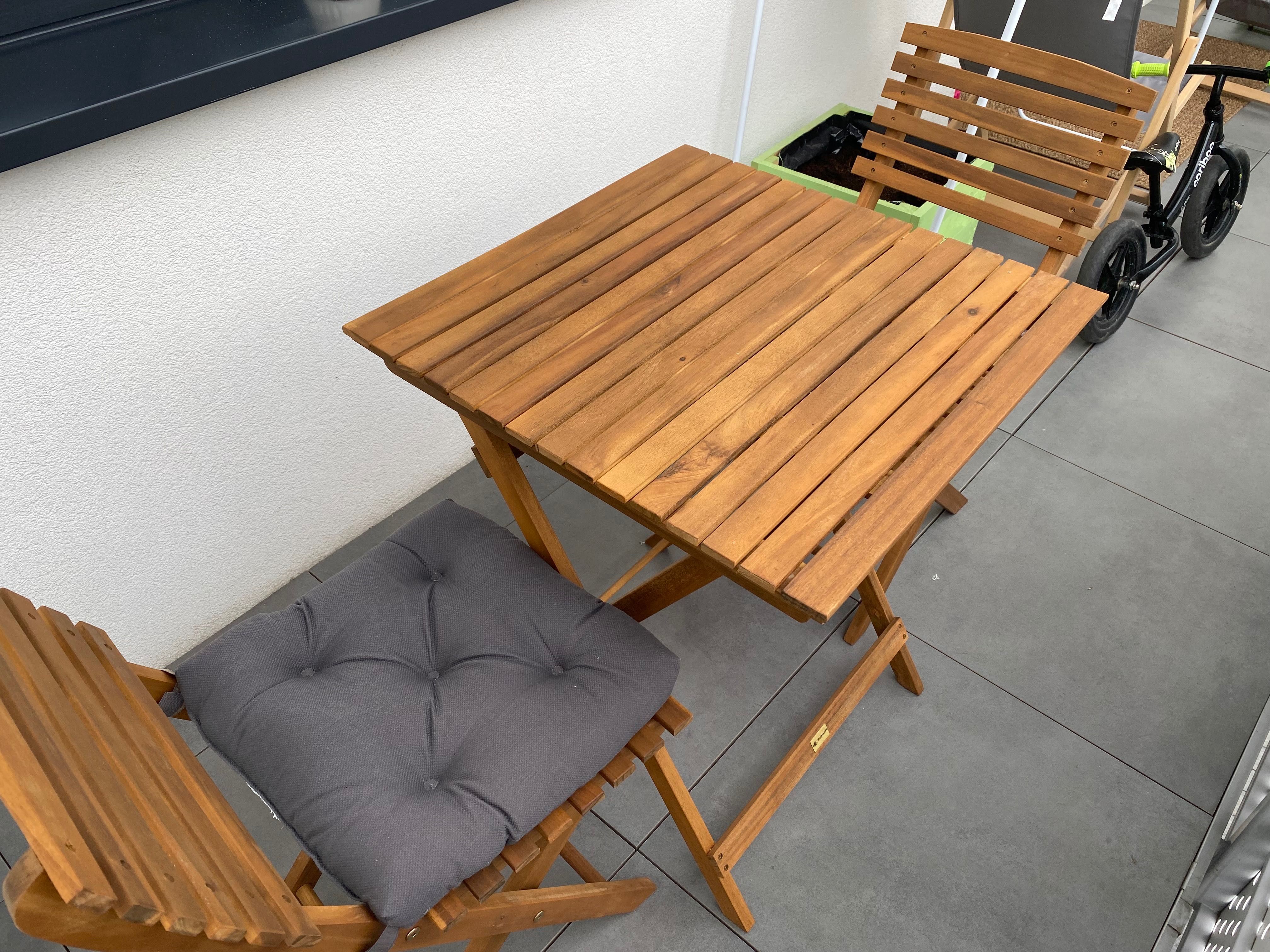 Stół i dwa krzesła balkon