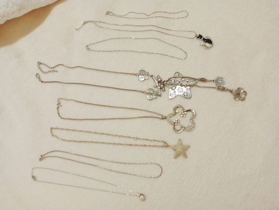 Pulseiras, brincos e colares Diversos preços