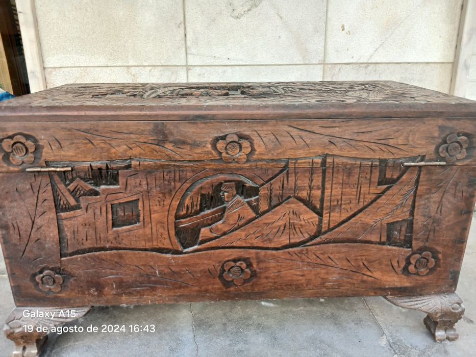 Arca em madeira trabalhada