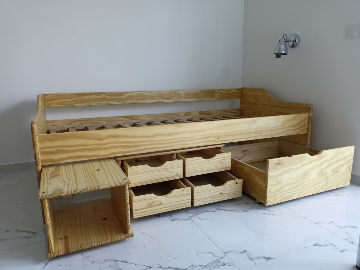 Łóżko z szufladami i stolikiem nocnym. Lite drewno.