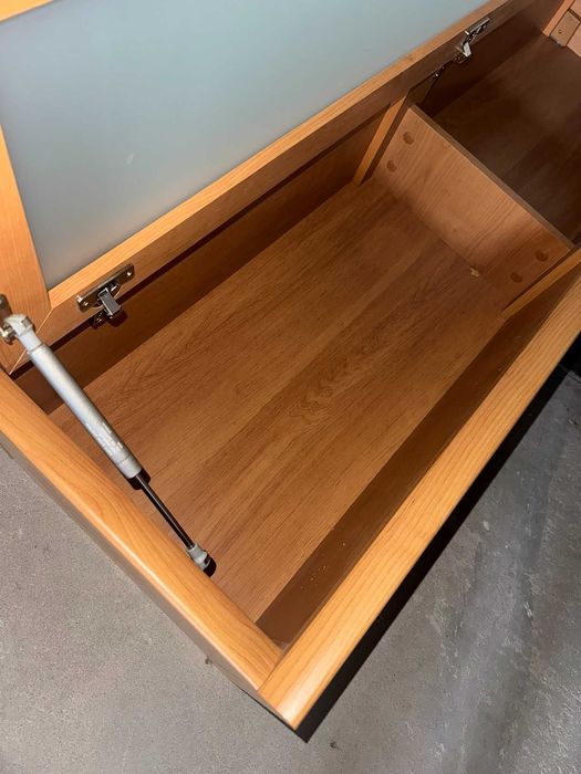 Szafka wisząca z frontem ze szkła mlecznego – kolor olcha