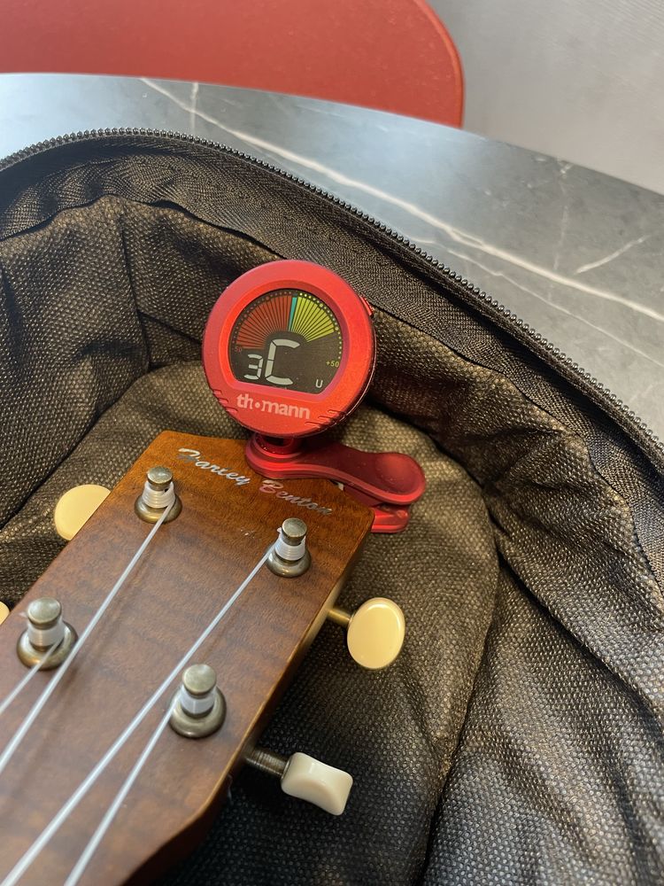 Banjolele (strojenie ukulele) i dodatki