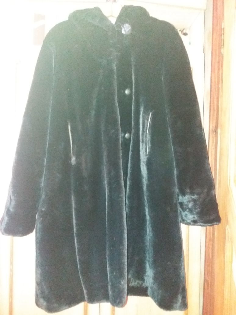 Шуба женская черного цвета, искусственный мех, размер 52-54.