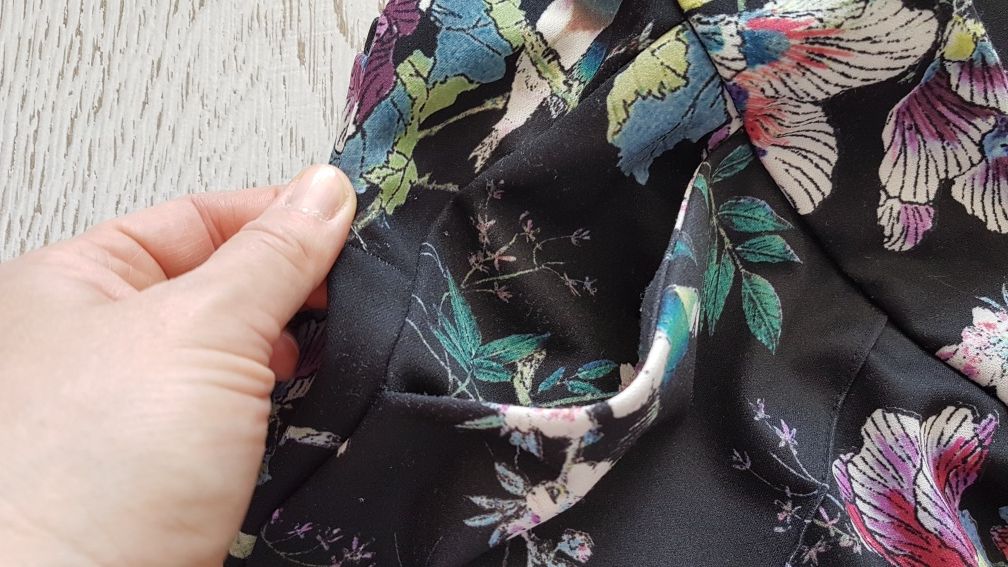 Reserved kolorowe elastyczne  spodnie na wiosnę i lato w kwiaty roz 38