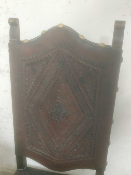 Várias diferentes cadeiras antigas em madeira maciça