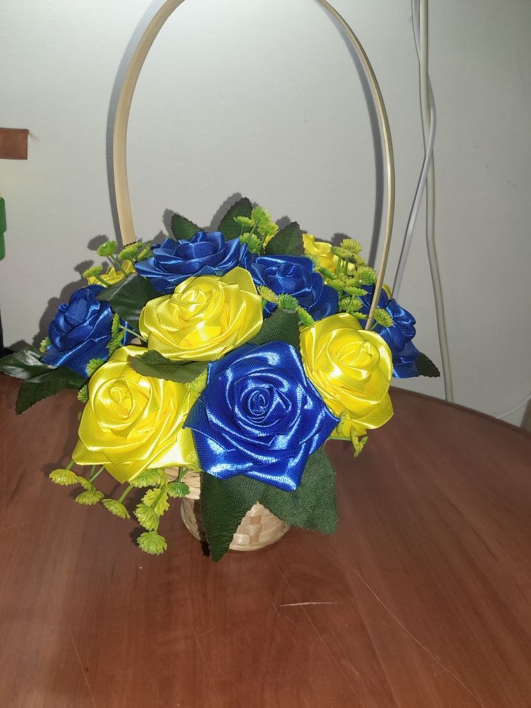 Кошики букети з квітами атласна стрічка