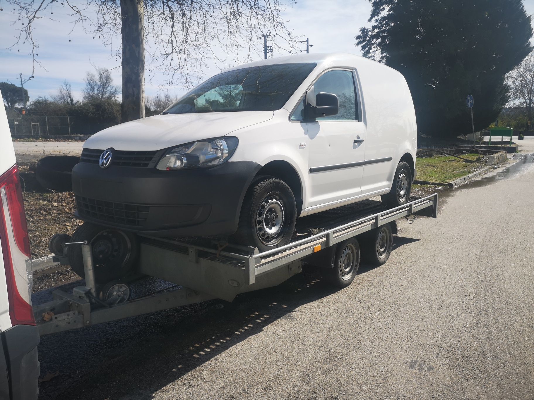 Reboque atrelado carga geral e carros