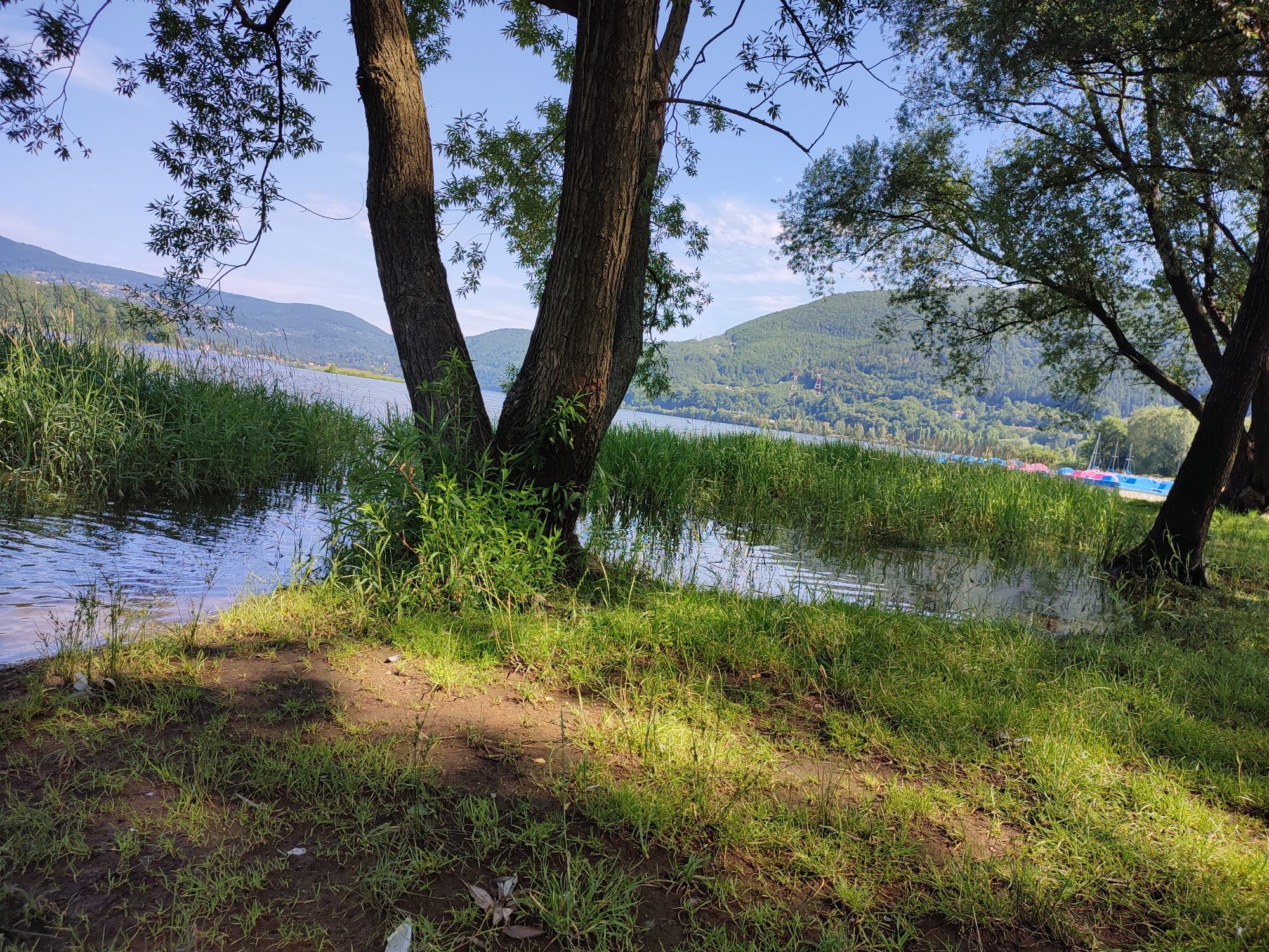 Domek nad jeziorem, w górach