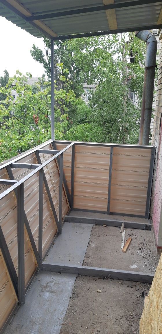 Балкон під ключ винос по підвіконню обшивка скління розширення балкона