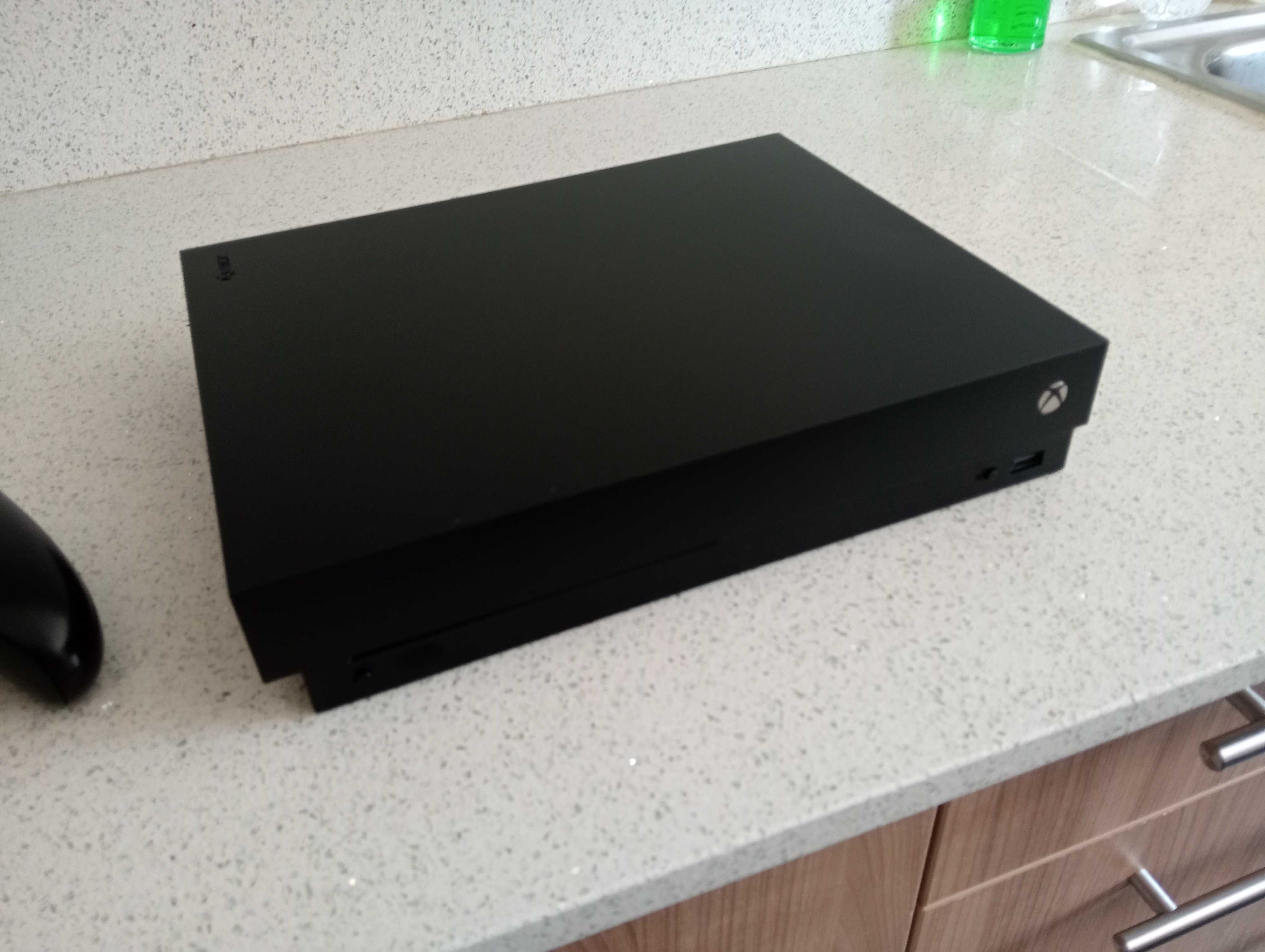 Xbox one x 4k como nova, em caixa e manual.