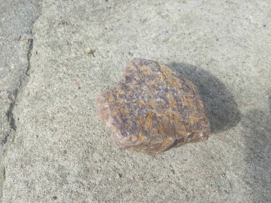 Kamień ozdobny krzemień minerał czert wiedźmi kamień wiedźmy talizman