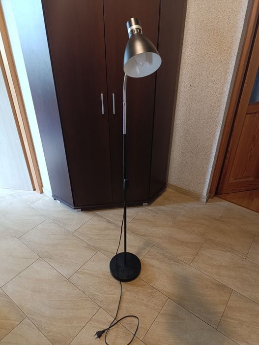 Lampa stojąca czarna